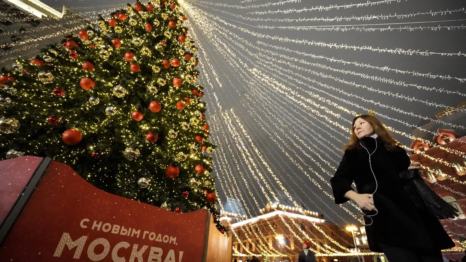 1,6 тыс праздничных плакатов украсили Москву в честь Нового года и Рождества