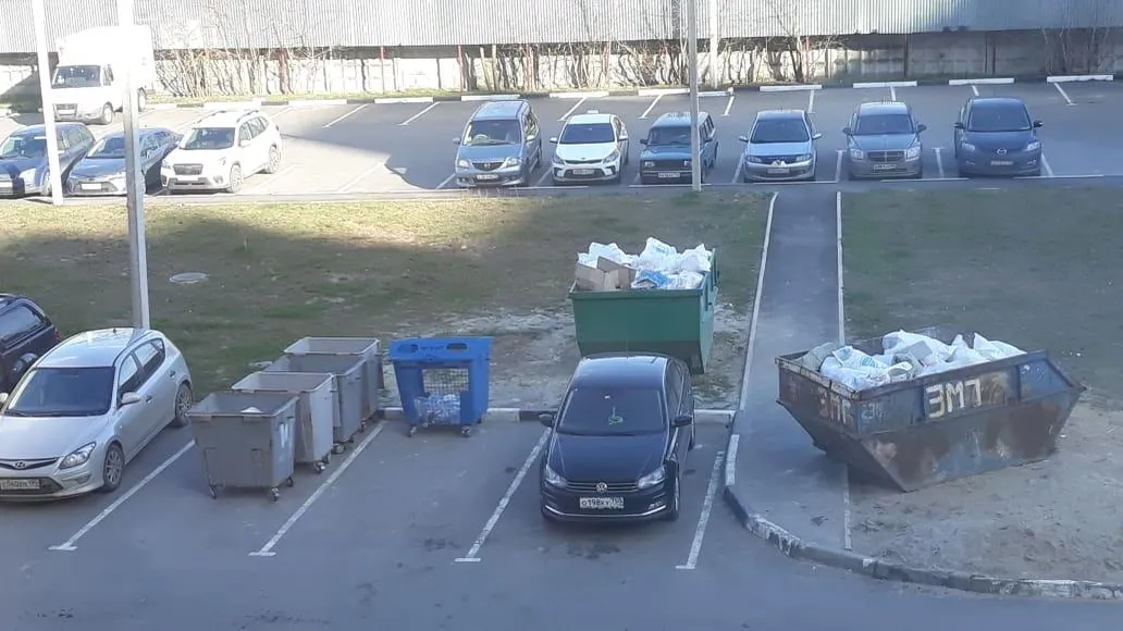 В Подольске мусоровоз не смог подъехать к контейнеру с мусором из‑за припаркованного авто