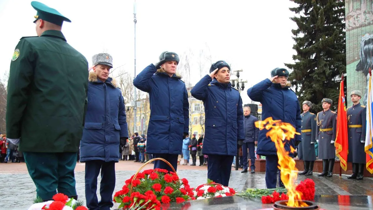 Глава Люберец возложил цветы к Вечному огню в День защитника Отечества