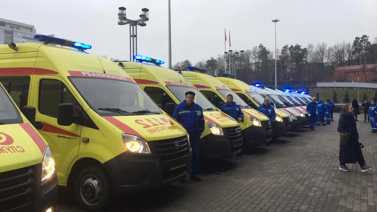 Пять автомобилей с современным оборудованием передали станции скорой помощи Подольска