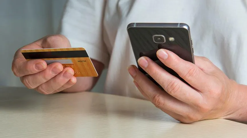 Юрист Мирзоев заявил, что россиян штрафуют из-за ряда переводов на карту