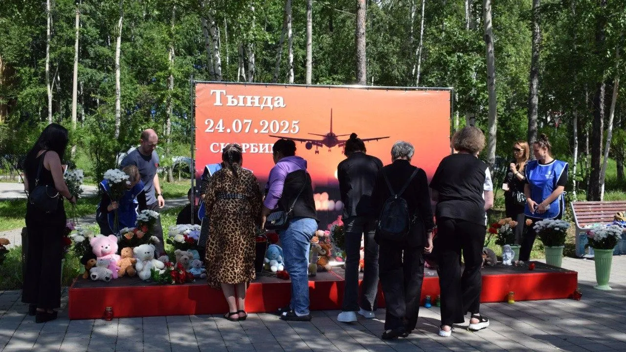 Море цветов и игрушки: в Тынде появился стихийный мемориал после крушения Ан-24