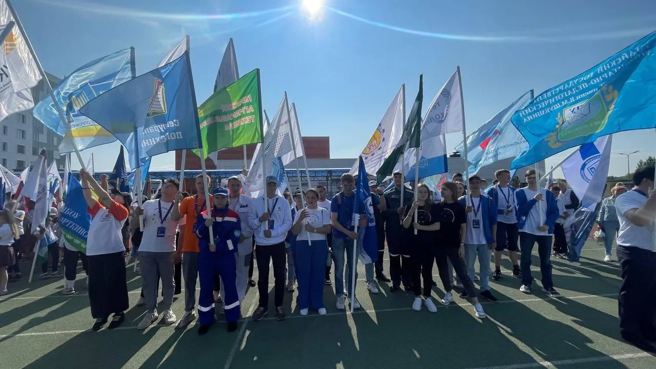 Студенты колледжа «Энергия» поучаствовали в шествии флагов «Под знаменами «Профессионалитета»