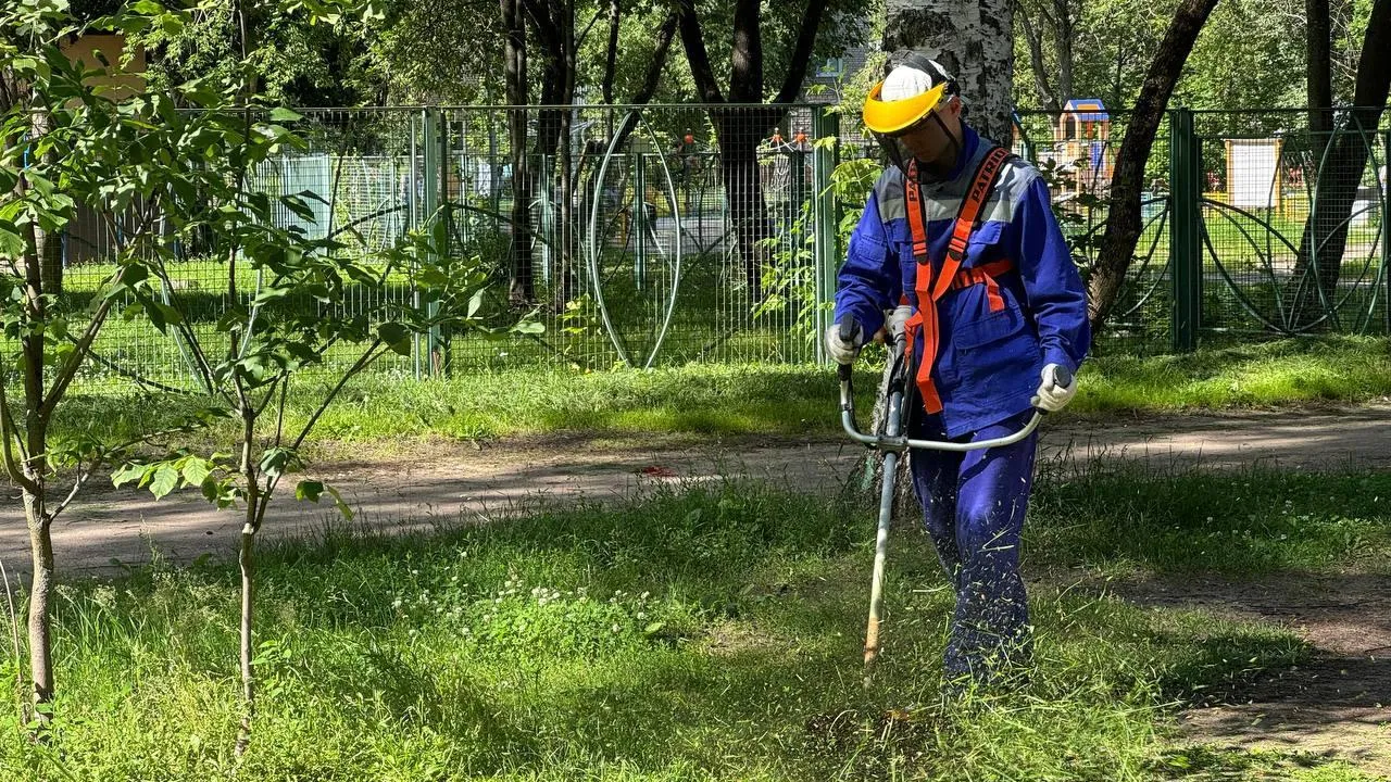 Работы по покосу травы продолжились в Дубне