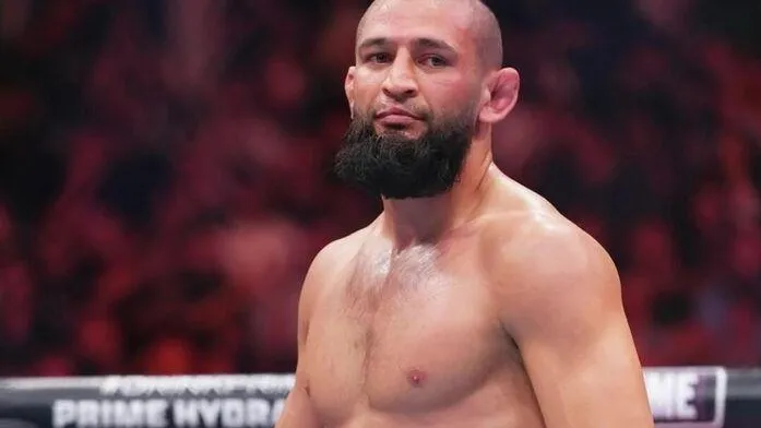 Хамзат Чимаев впервые проиграл в карьере и потерял титул чемпиона UFC