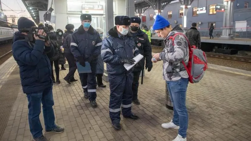 Нарушителям масочного режима на ж/д станции Подольск выписали постановления