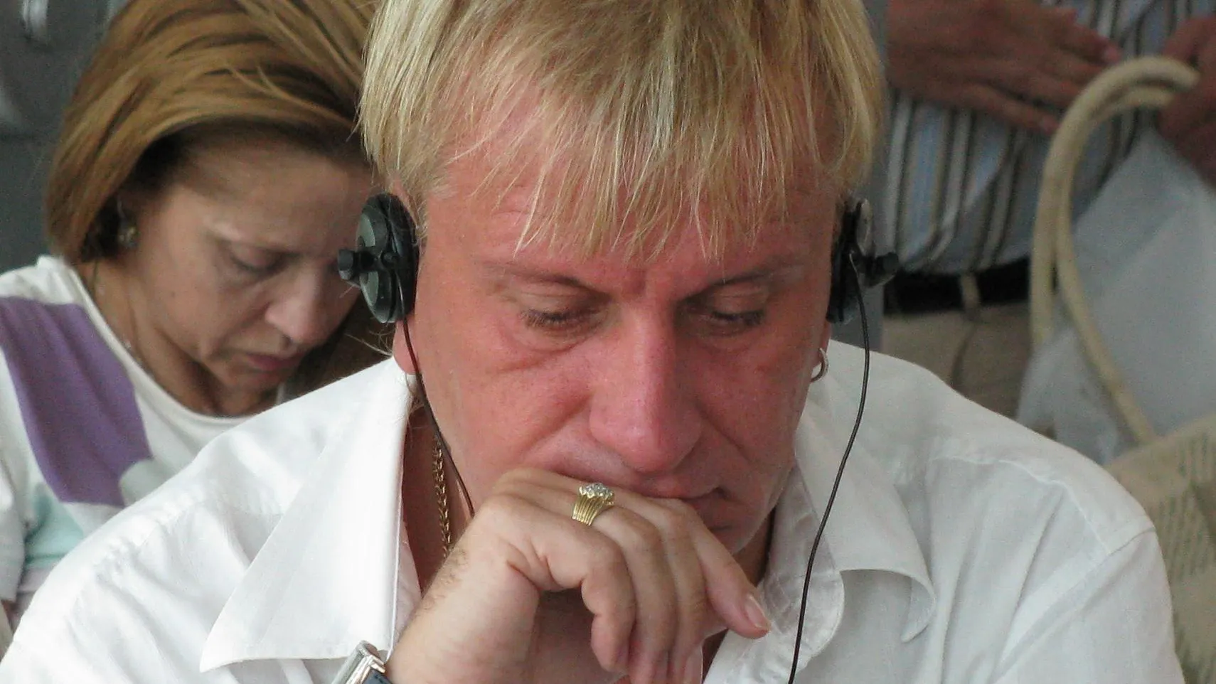 Проснулся в перьях: Сергей Пенкин порвал матрас и получил штраф