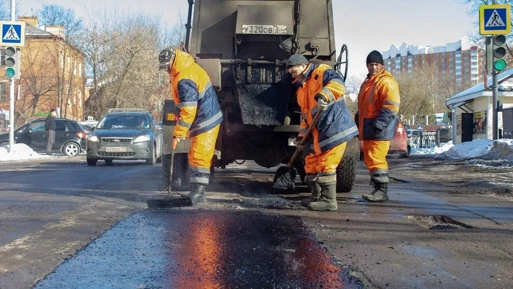 В Подольске восстанавливают асфальт на ул Ленинградской