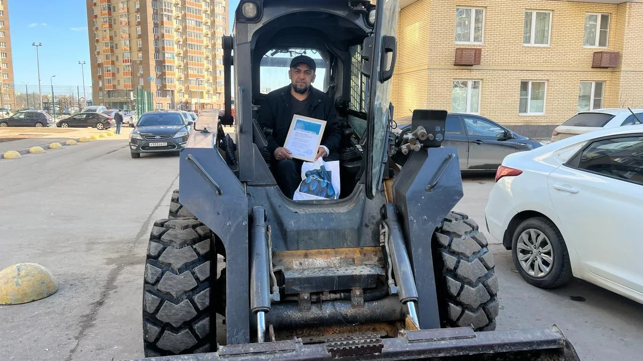 Тракториста наградили за тушение горящих контейнеров