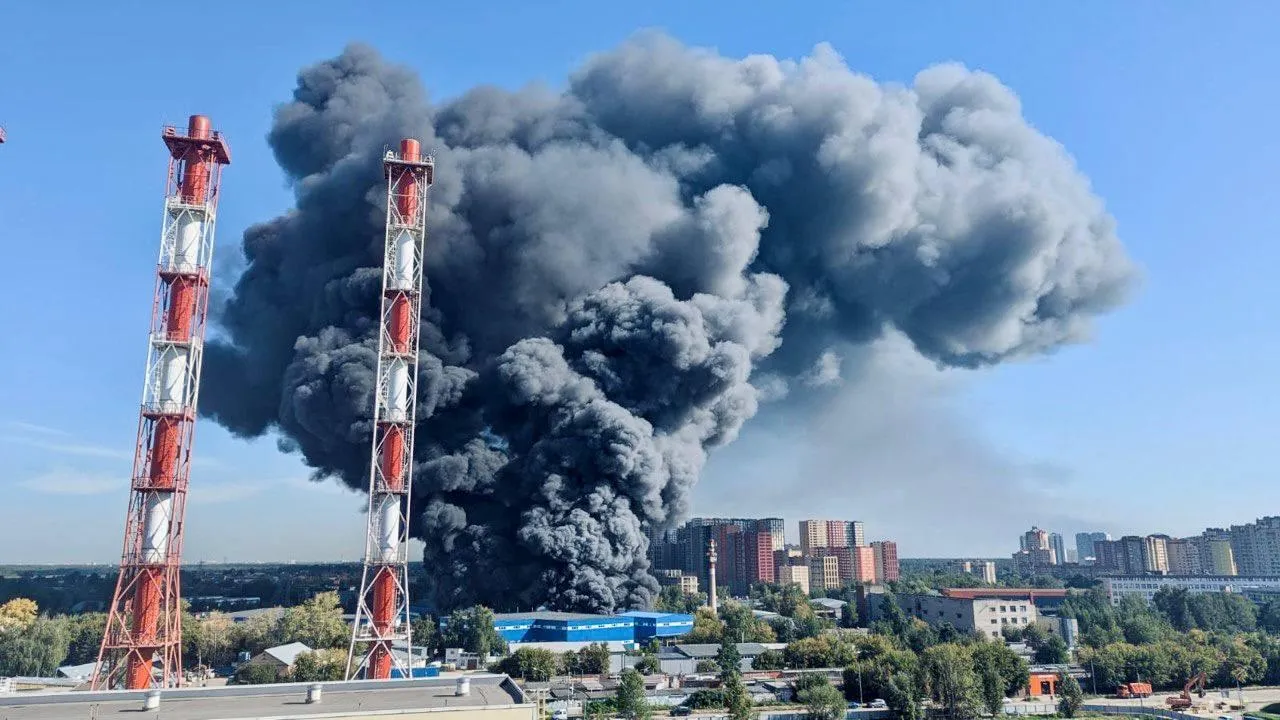 Огнеборцы потушили пожар на площади более 4 тыс кв м в Балашихе