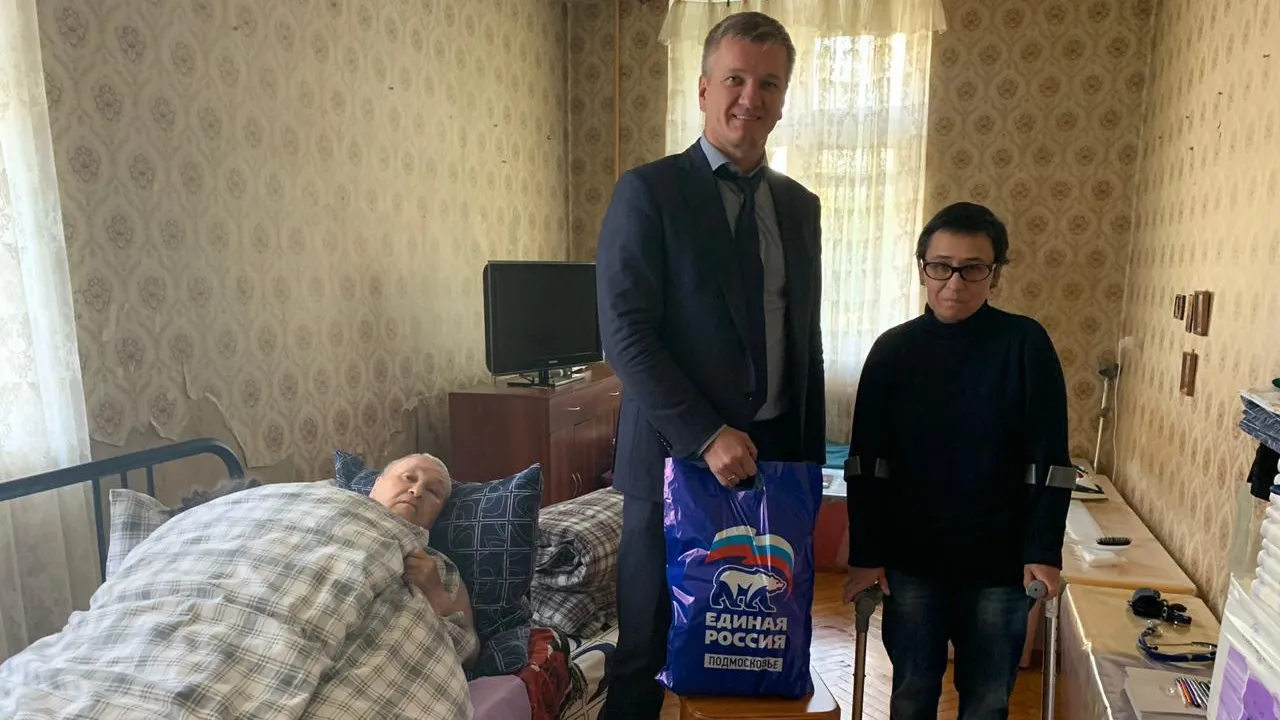 Депутат Мособлдумы Дениско вручил продуктовый набор семье инвалидов в Люберцах