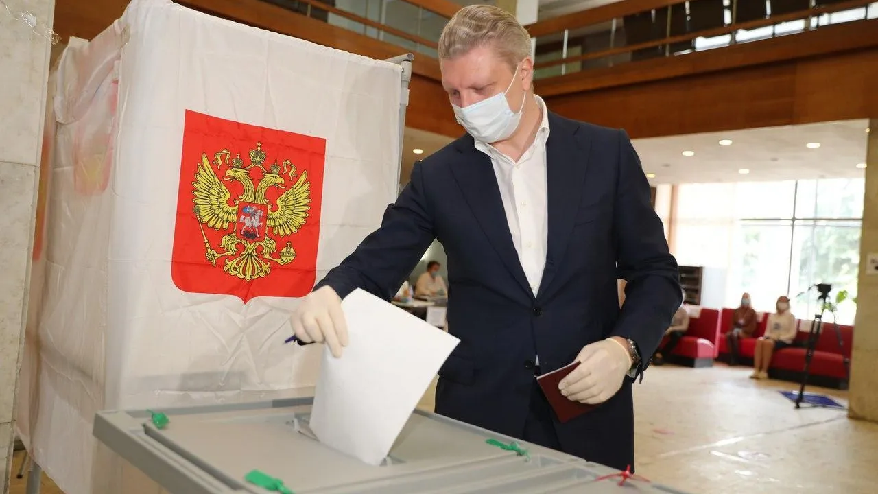 Глава Одинцовского округа проголосовал по Конституции на участке в Доме офицеров