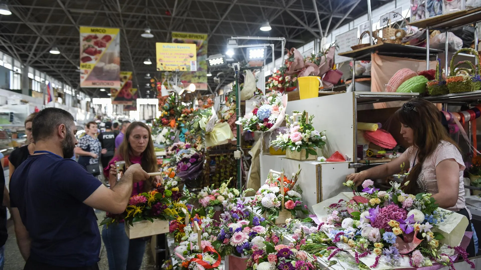 Подарки для врачей и учителей в России хотят ограничить цветами и канцелярскими товарами