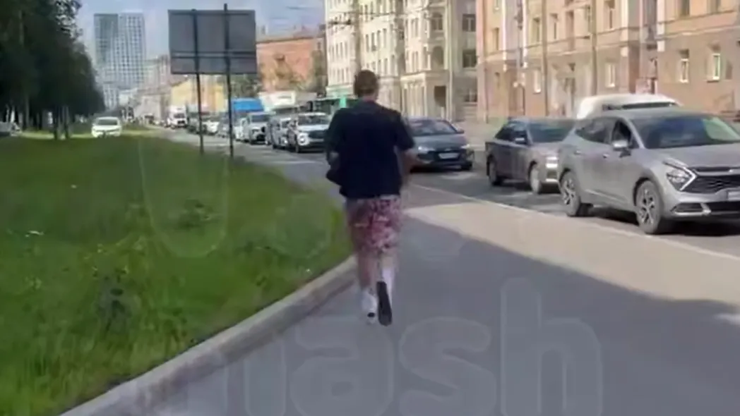 Фотограф-извращенец залез девушке под юбку, а затем сбежал в Петербурге