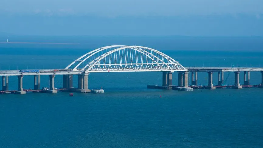 «Это фашизм»: Крымский мост атаковали, когда по нему ехали дети в «Артек»