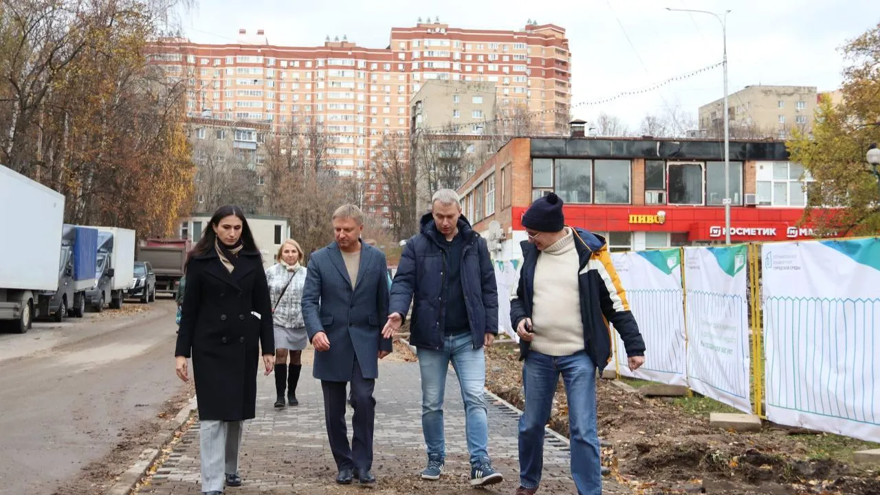 Единороссы оценили ход реконструкции двух скверов в Подмосковье