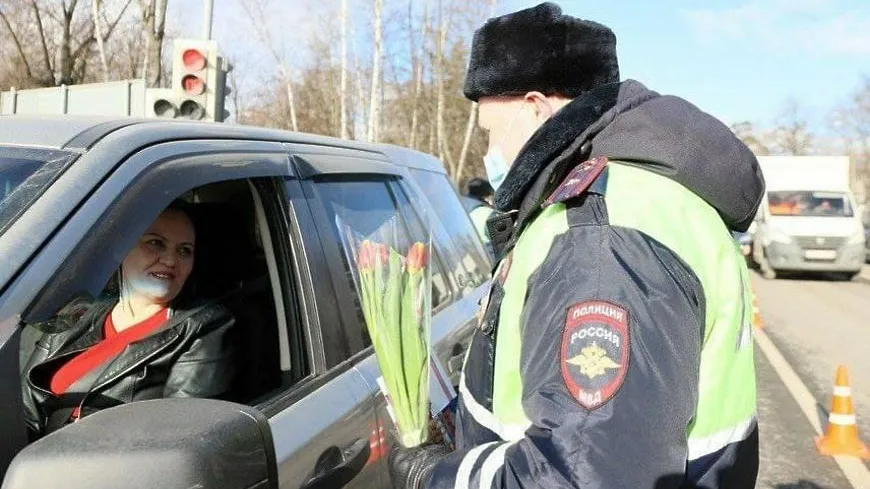 Женщин‑водителей в Красногорске поздравили с 8 Марта и подарили им цветы