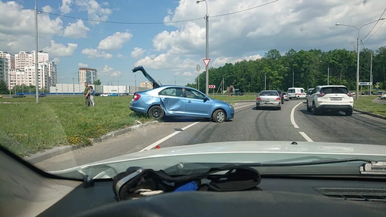 Два автомобиля столкнулись у кругового движения на Южном обходе Подольска