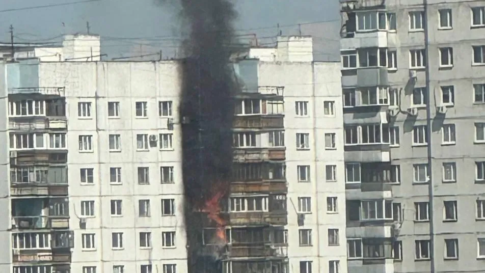 Огонь охватил несколько этажей: сильный пожар произошел на западе Москвы