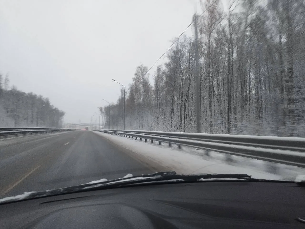 Дорога в Москве после снегопада.