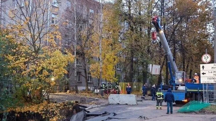 Эвакуированным из-за просадки асфальта петербуржцам разрешили вернуться домой