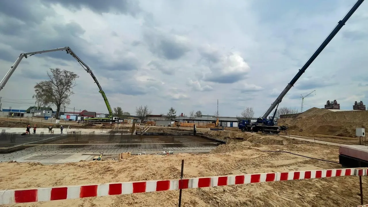 Строители приступили к заливке первого бетона в основание новой поликлиники Люберец