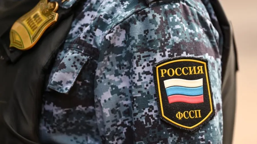 Торчали только ноги: нижегородка спряталась от судебных приставов в тумбочке
