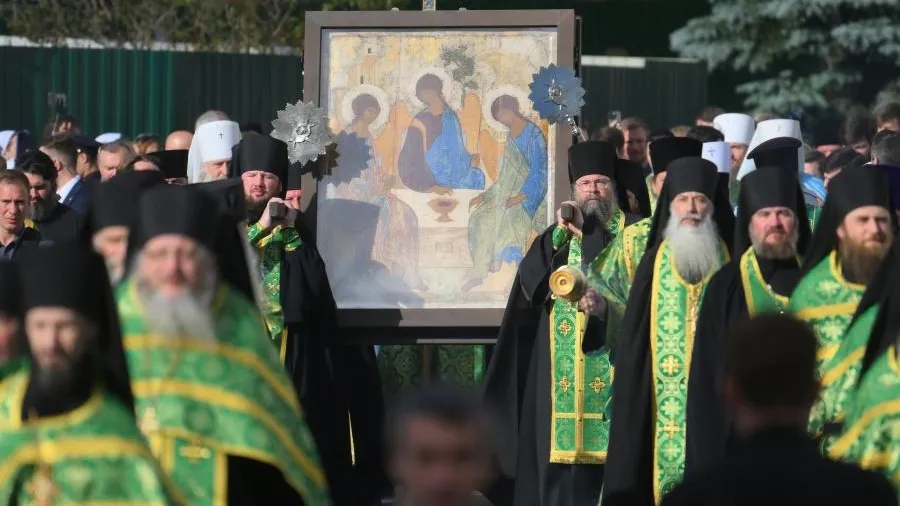 Богослужение началось в Троице-Сергиевой лавре в День Святой Троицы