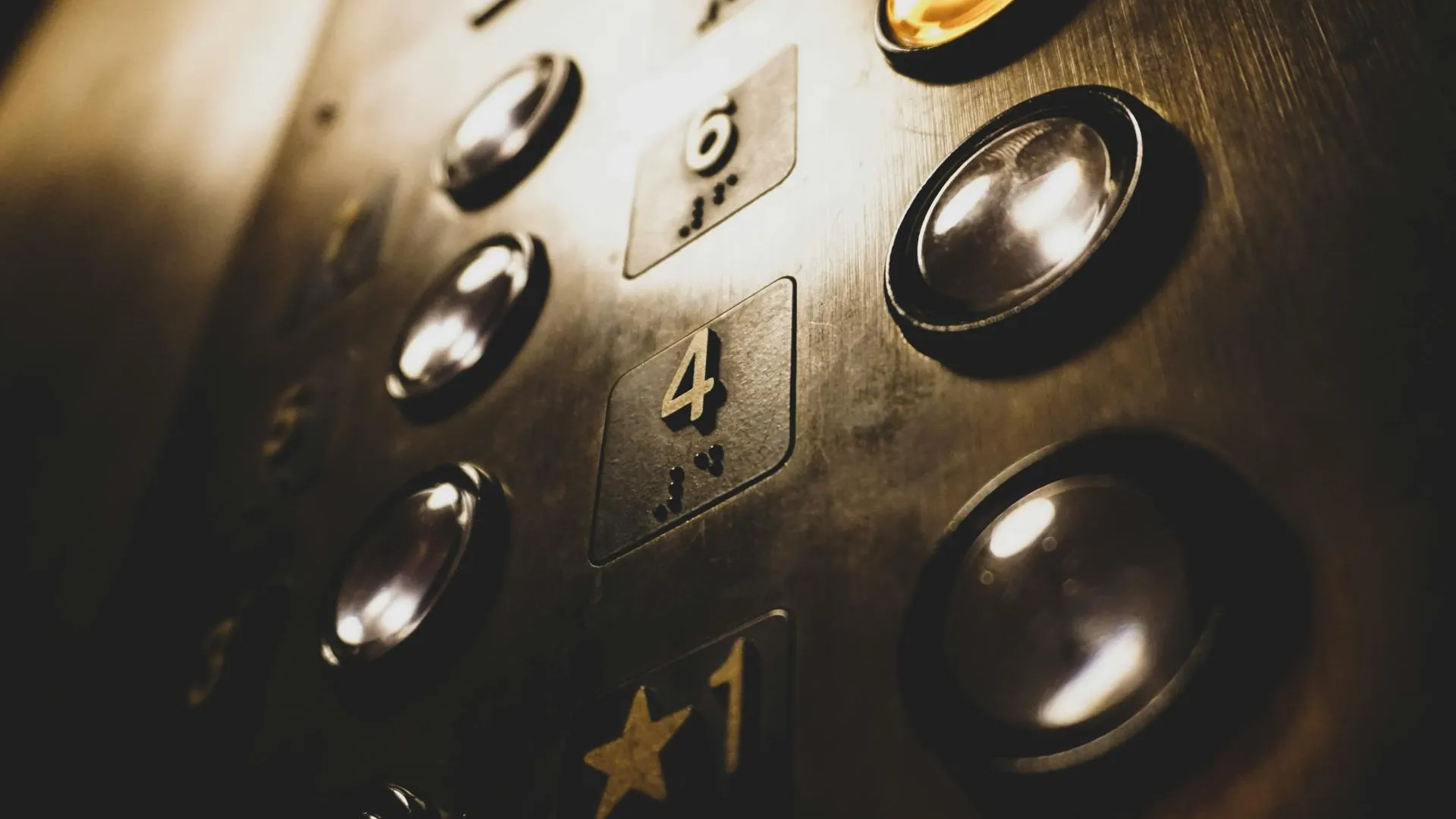 Шестеро российских туристов пострадали при падении лифта в тайском отеле