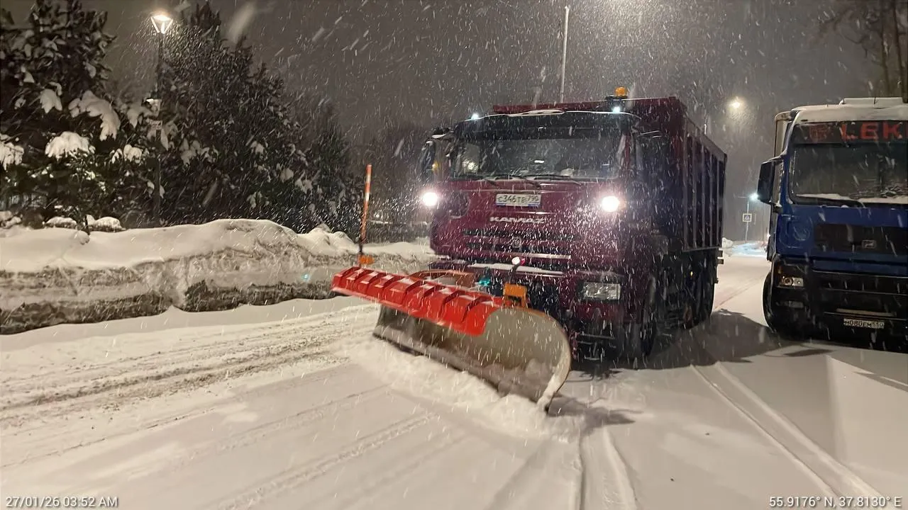 В Королеве коммунальные службы убирают снег во всех микрорайонах города