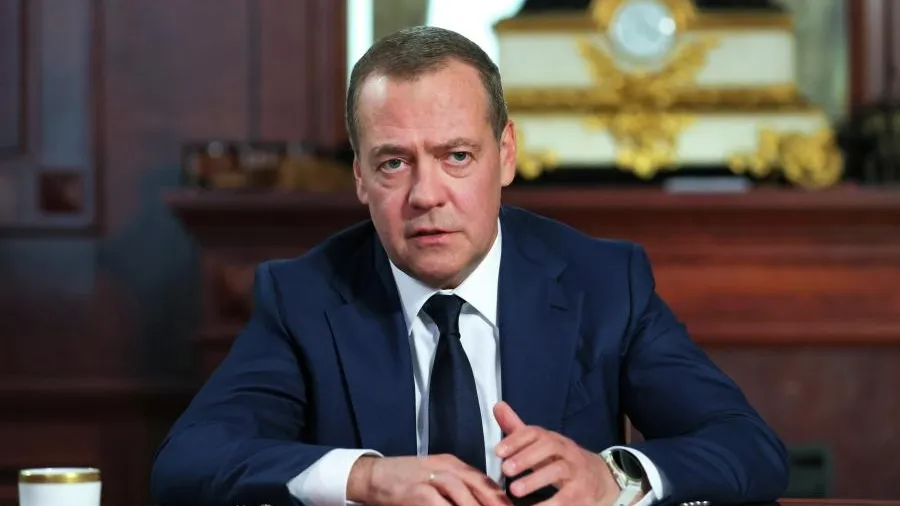 «Могу стрельнуть и сейчас»: Медведев рассказал, как вел огонь в сторону Финляндии