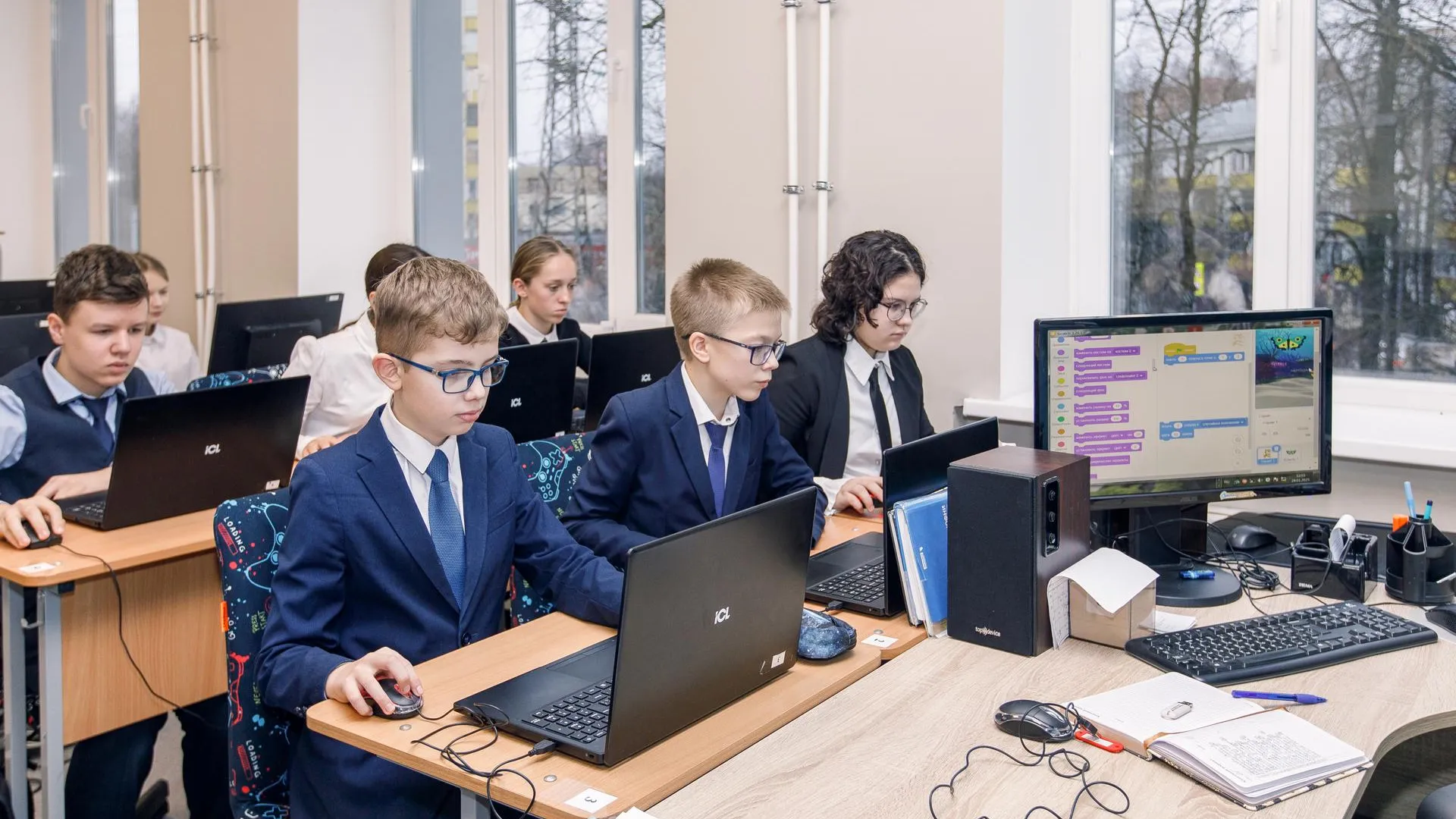 Школьники Подмосковья с 28 сентября изучат ИИ и 3D на «Уроке цифры»