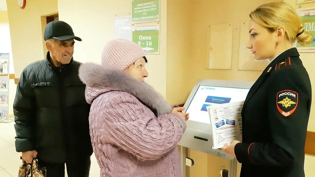 Полицейские Люберец во время акции рассказали пенсионерам округа о видах мошенничества