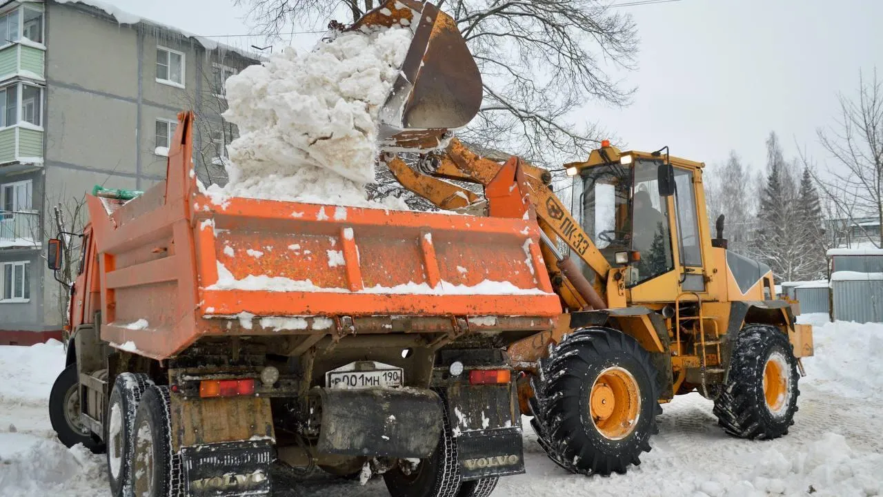 В поселке Спутник Можайского округа продолжается вывоз снега после циклона