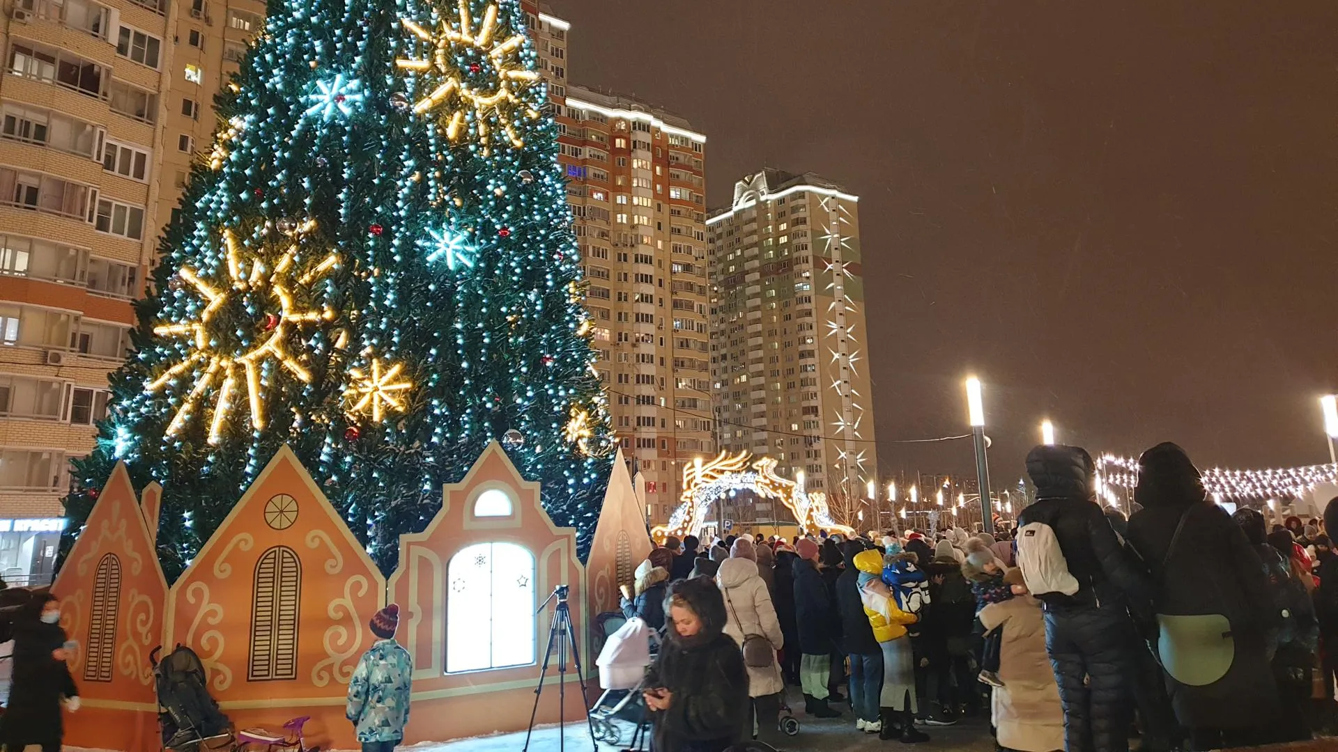 Эстафета зажжения огней на новогодних елках стартовала в Красногорске