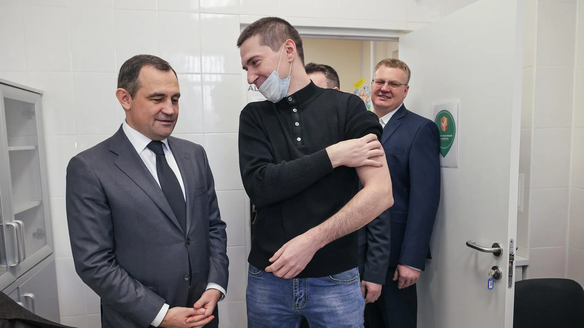 Брынцалов вручил значок жителю Балашихи, привившемуся от Covid‑19