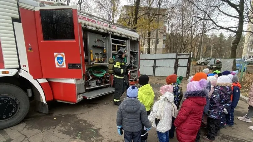 Огнеборцы Подольска рассказали воспитанникам детсада №61 о профессии пожарного