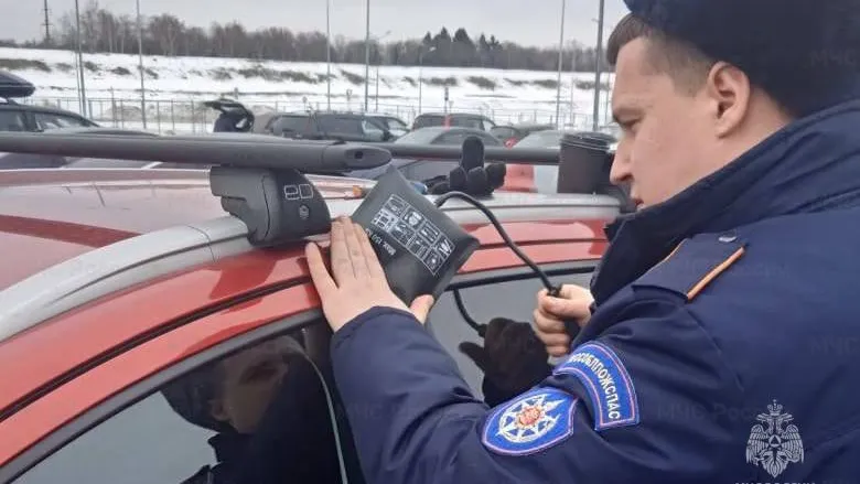 Подмосковные спасатели помогли девочке, заблокированной в салоне автомобиля