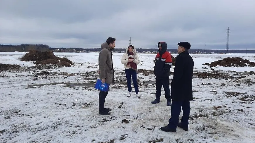 Жители деревни в Подольске пожаловались на загрязнение дороги и пруда жидким навозом