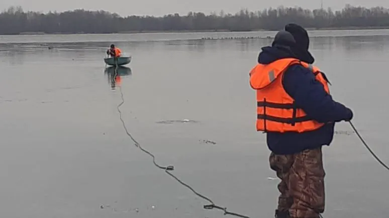 Провалившегося под лед рыбака спасли на Святом озере в Подмосковье