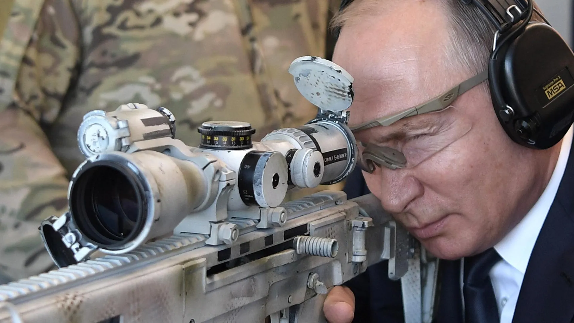 Путин пострелял из винтовки в подмосковном парке «Патриот»