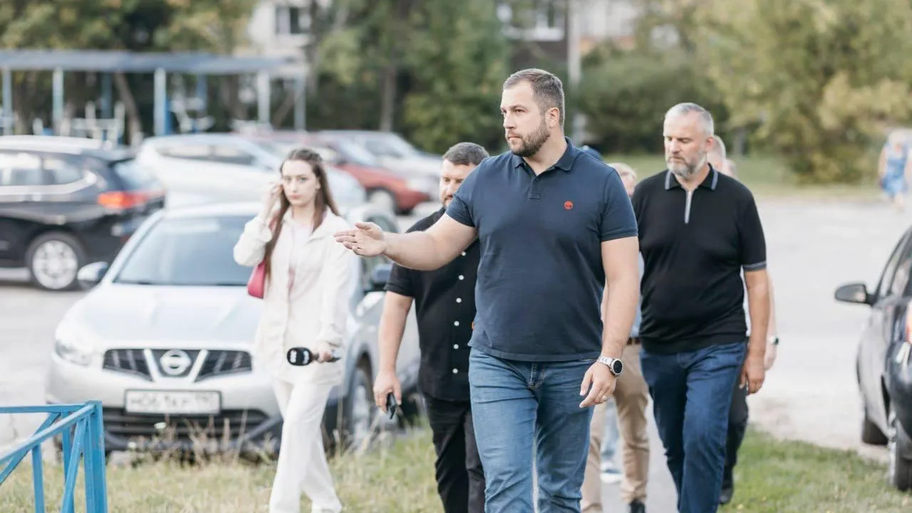 Глава Чехова проверил состояние дворов и общественных зон по ул Гагарина и Маркова