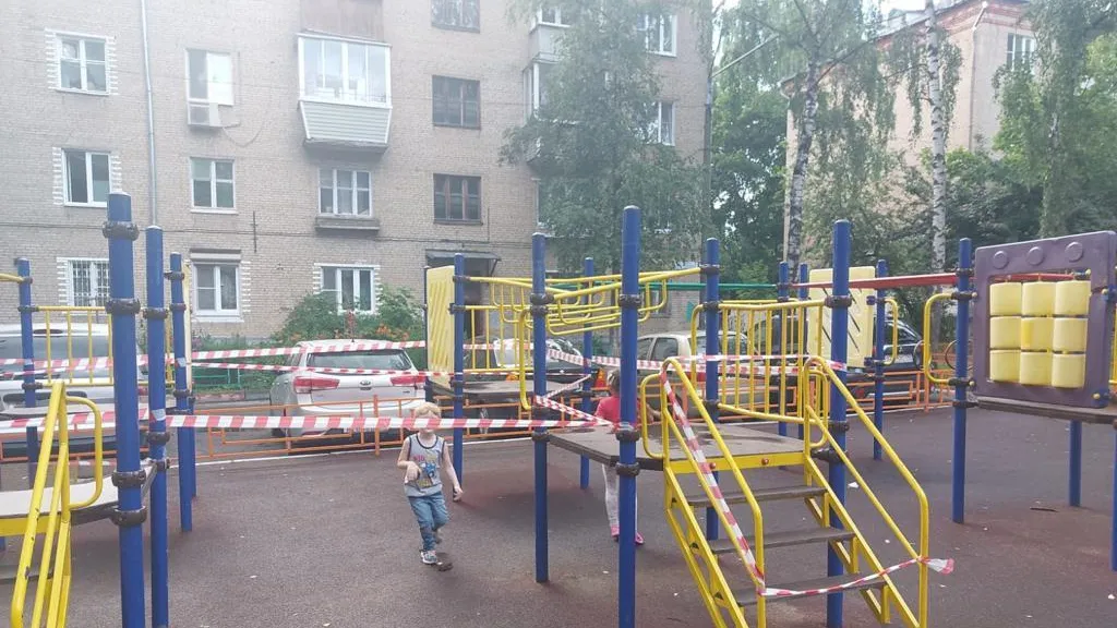 Игровой комплекс в Красногорске могут демонтировать после падения дерева