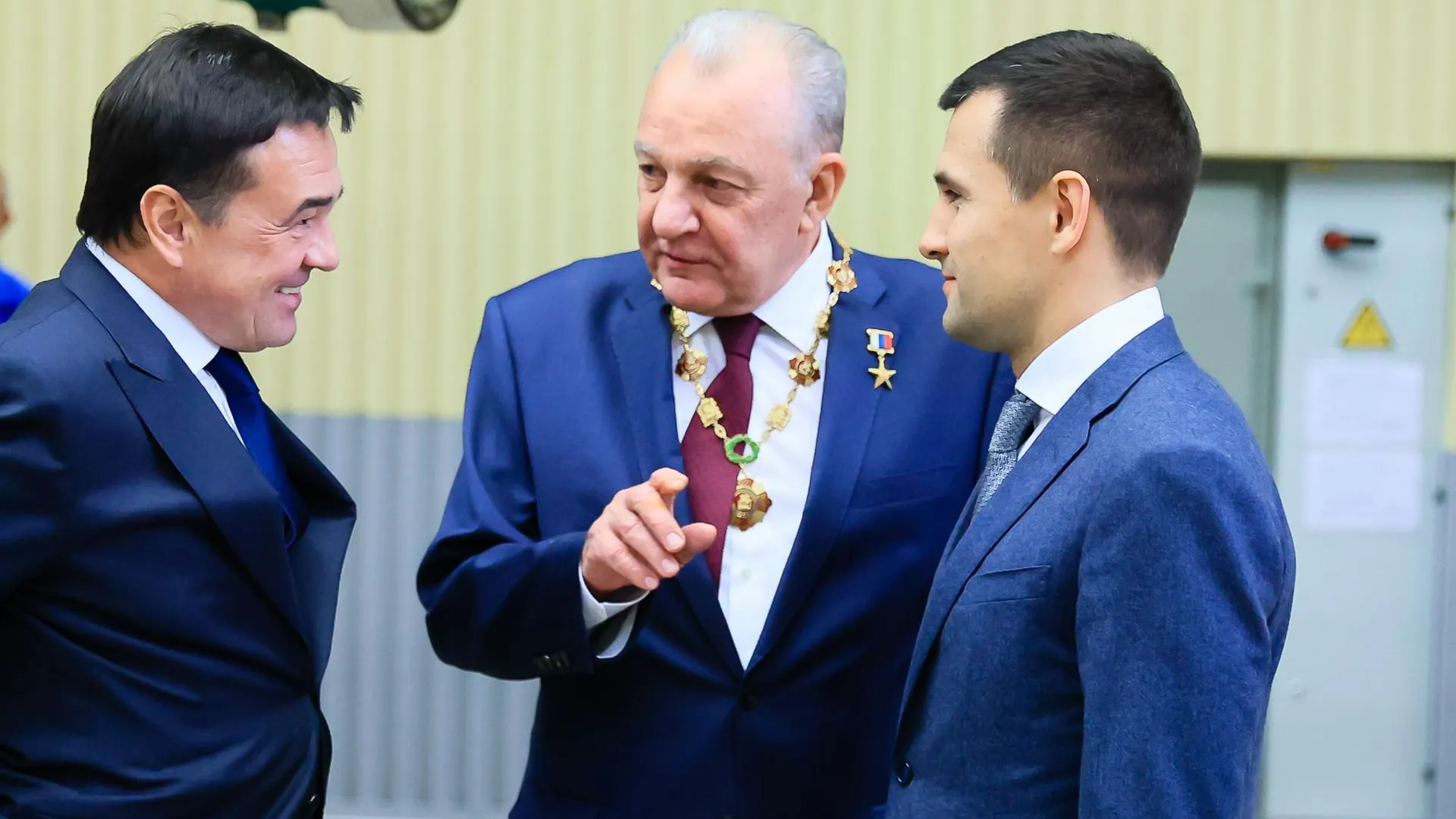 Глава Реутова поздравил директора «НПО машиностроения» с присвоением почетного звания
