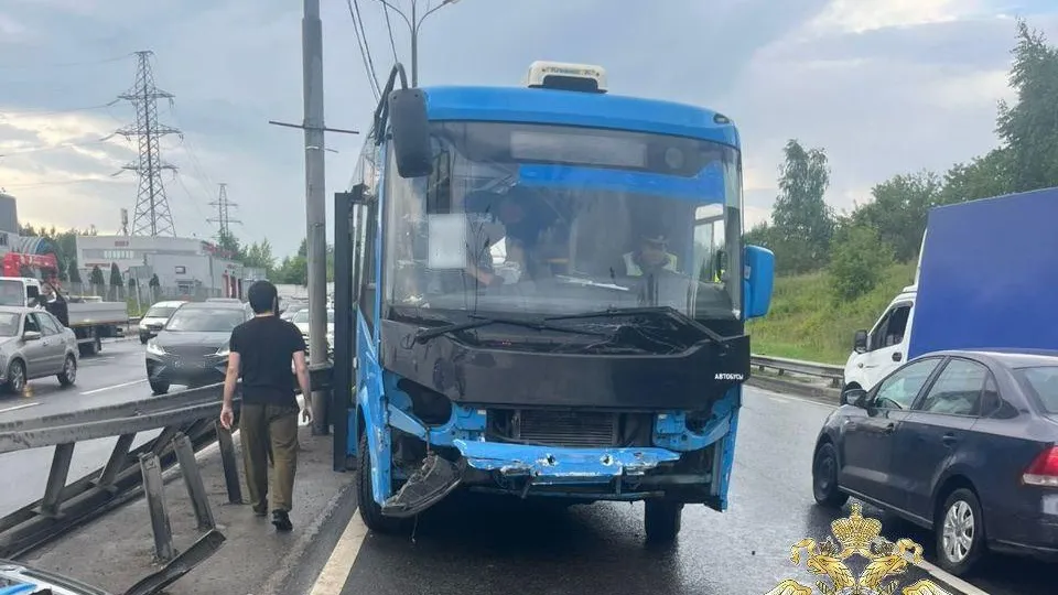 В Мытищах автобус с людьми врезался в металлическую ограду