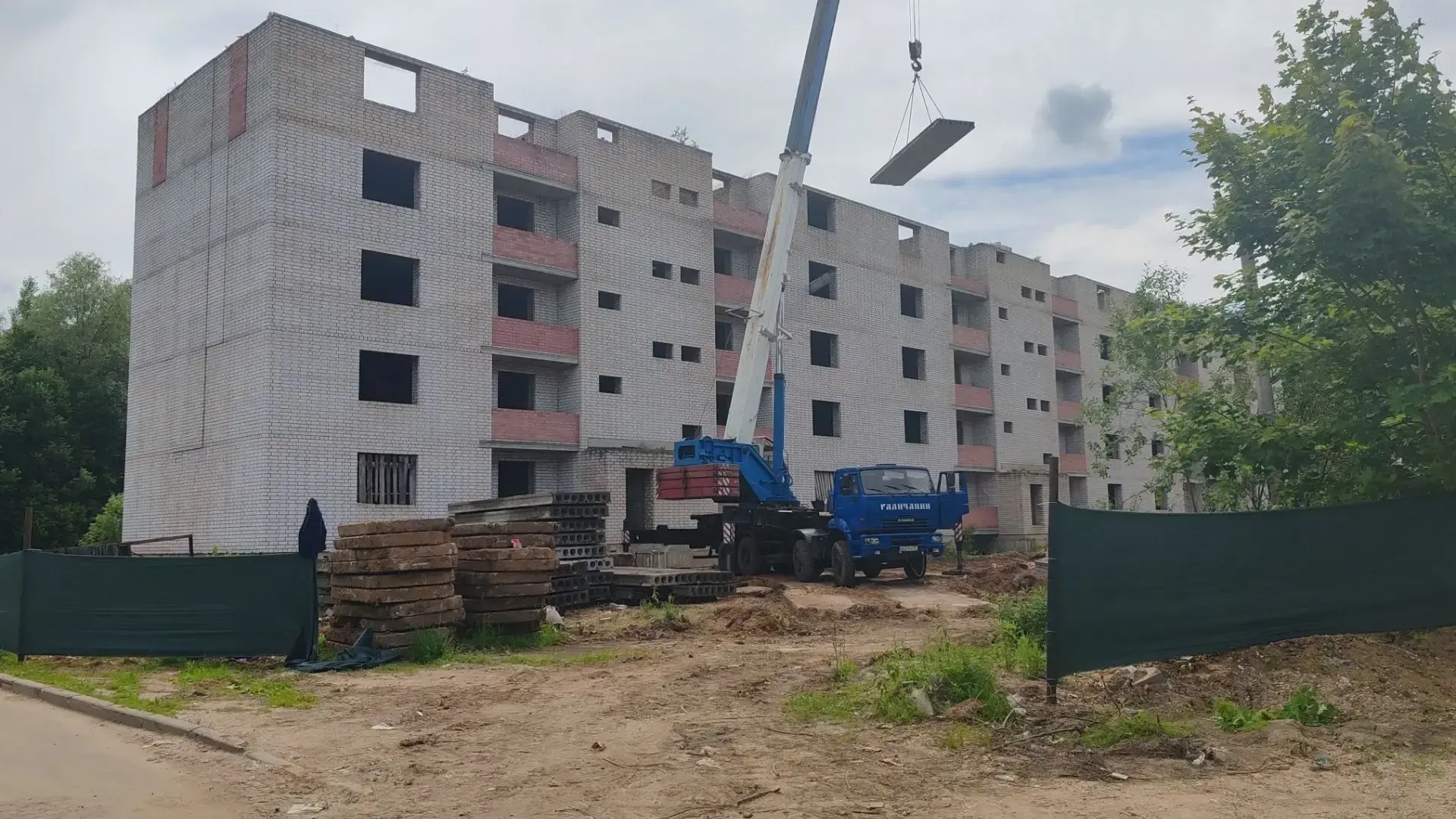 В ЗАТО Молодежный в Подмосковье начали снос недостроенного дома