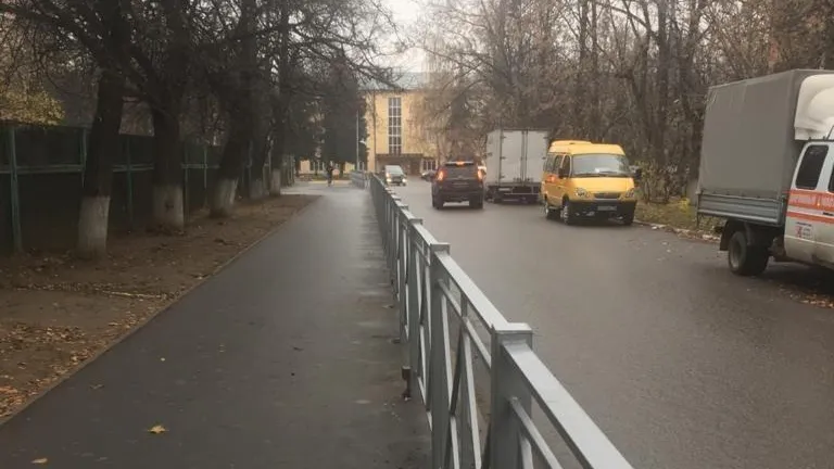 В Люберцах для безопасности пешеходов установили ограждение на тротуаре
