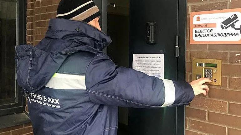 В Химках отремонтируют входную группу МКД на ул Новозаводская по просьбам жителей