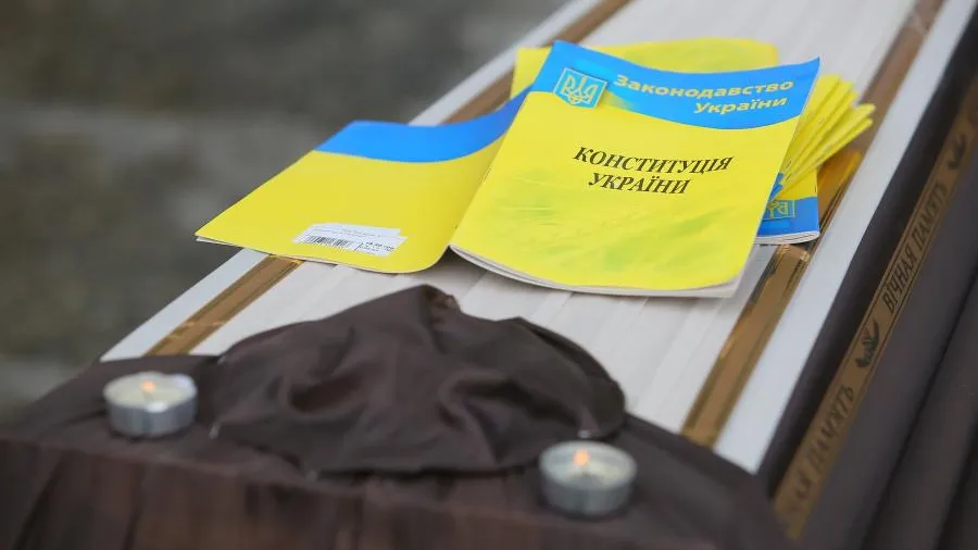 Политолог объяснил, к чему могут привести нарушения конституции на Украине