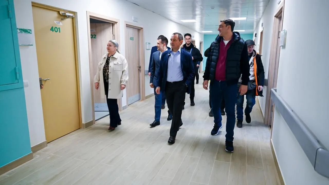 Игорь Брынцалов проверил ход строительства крупной поликлиники в Ленинском округе